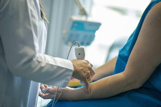 아토피 피부염 환자의 피부 장벽이 무너져 수분이 증발하는 병리학적 원인
